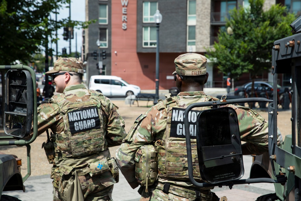 JTF-DC Georgia Guardsmen patrol at Starburst Plaza