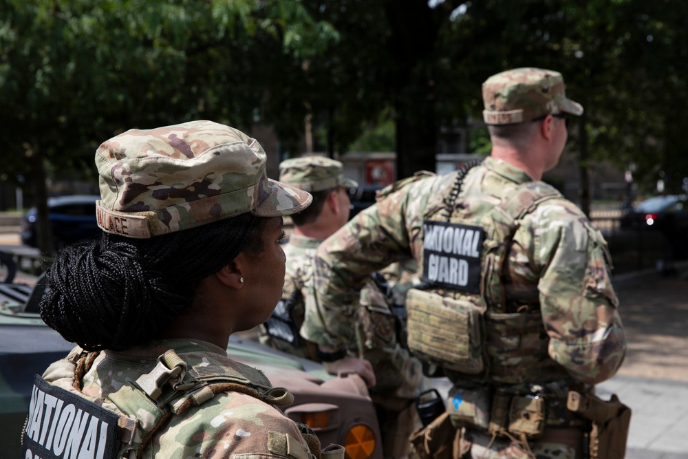 JTF-DC Georgia Guardsmen patrol at Starburst Plaza