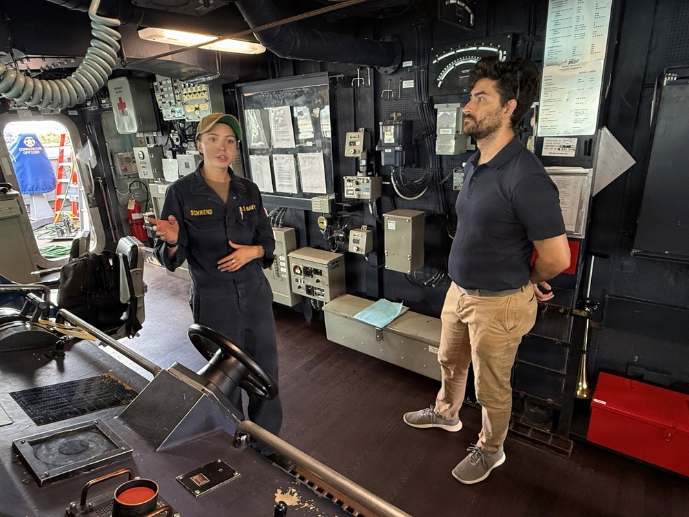 USS Wayne E. Meyer hosts the Chamber of Commerce of Hawaii’s Young Professional Mentor program