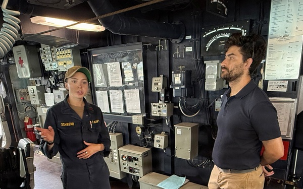 USS Wayne E. Meyer hosts the Chamber of Commerce of Hawaii’s Young Professional Mentor program