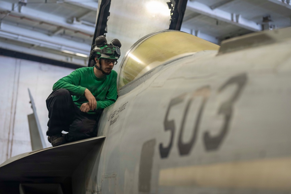 Abraham Lincoln Conducts Aircraft Maintenance