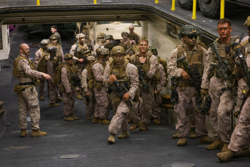John P. Murtha Conducts ARGMEUEX With Makin Island Amphibious Ready Group