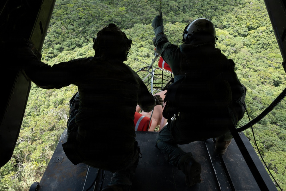 VMM-262 Conducts Hoist Training