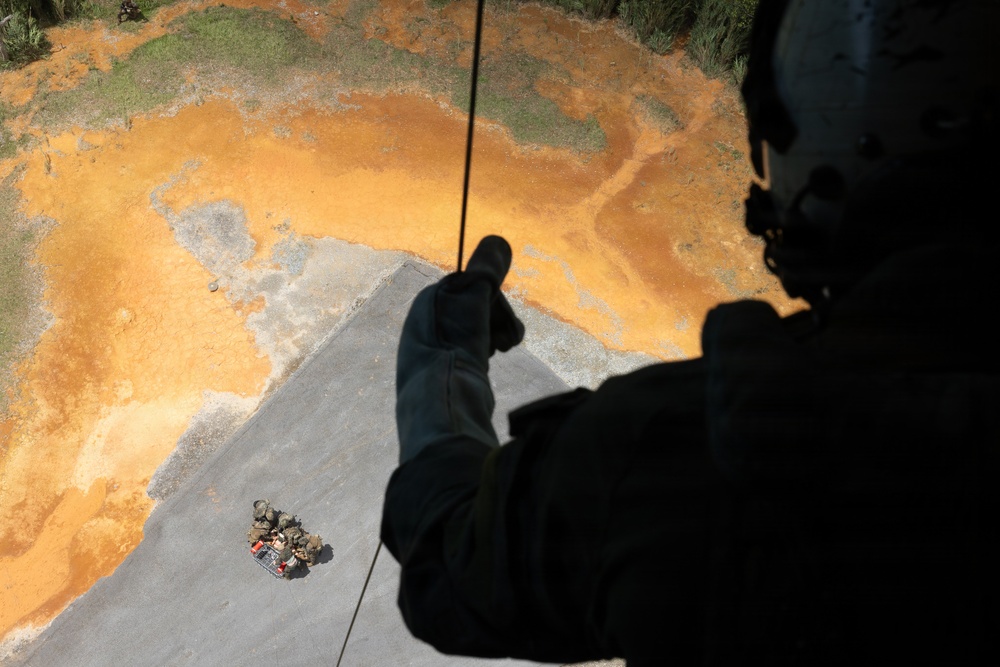 VMM-262 Conducts Hoist Training