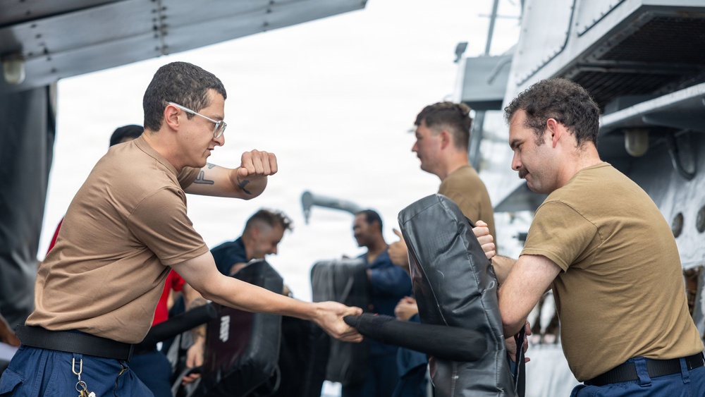 USS Mustin conducts security reaction force-bravo course