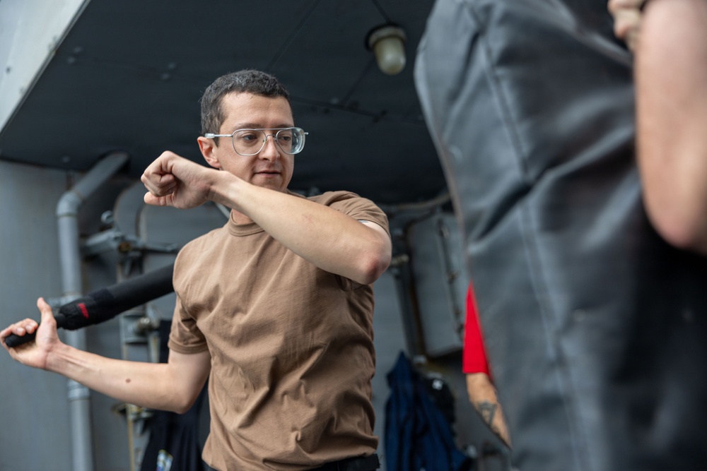 USS Mustin conducts security reaction force-bravo course