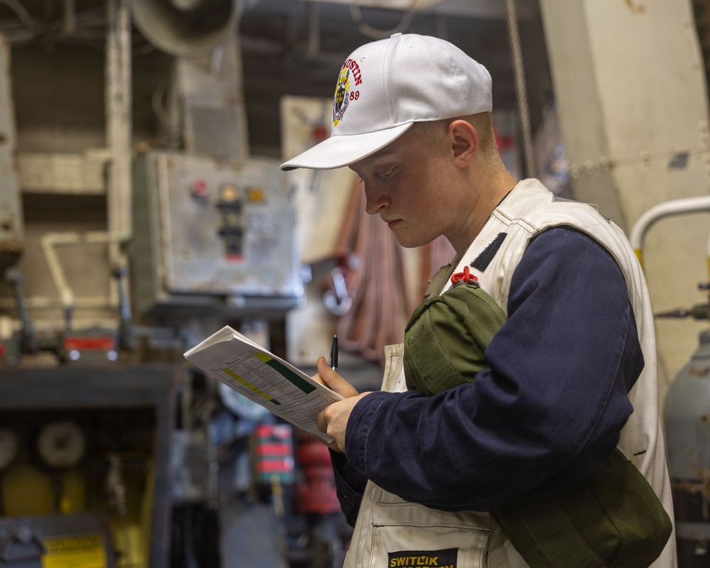 USS Mustin conducts integrated training team drill