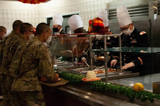 Army dining facilities go cashless