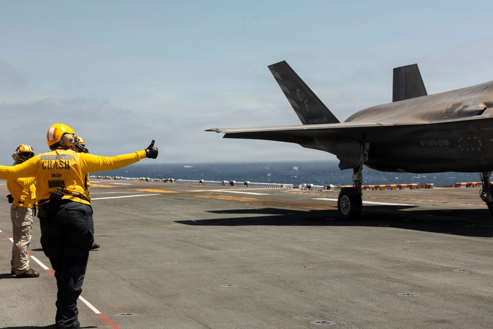 13th MEU | VMFA-211 Conducts a Simulated Expeditionary Airstrike