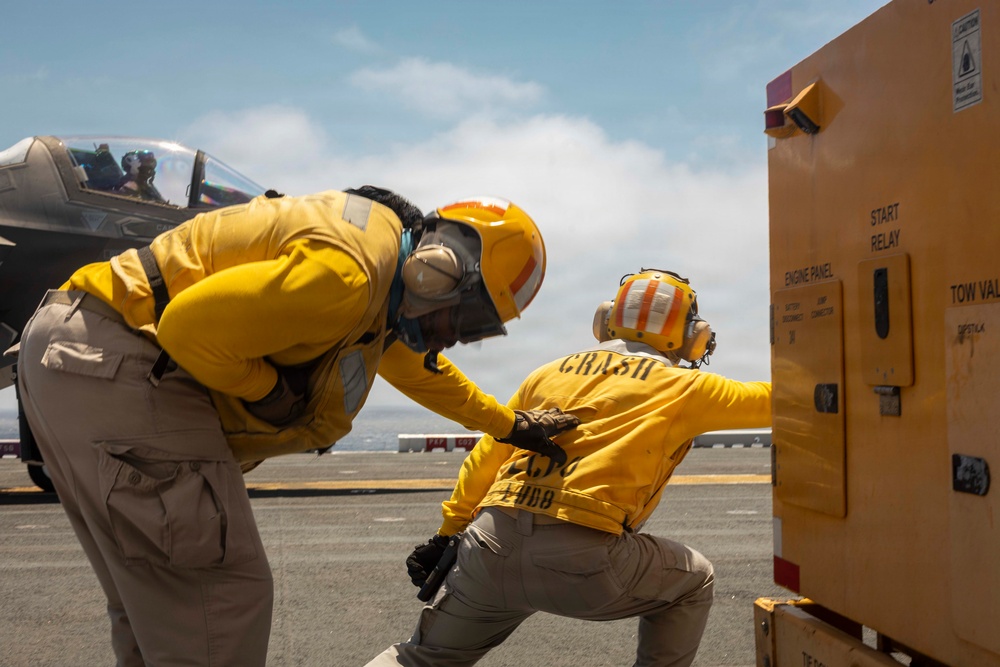 13th MEU | VMFA-211 Conducts a Simulated Expeditionary Airstrike