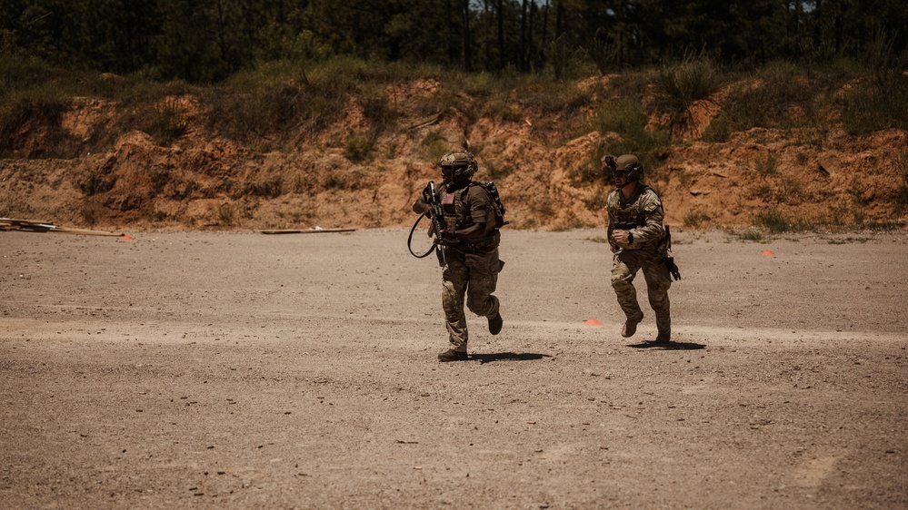 1st SFC Communicators Execute Advanced Marksmanship Range