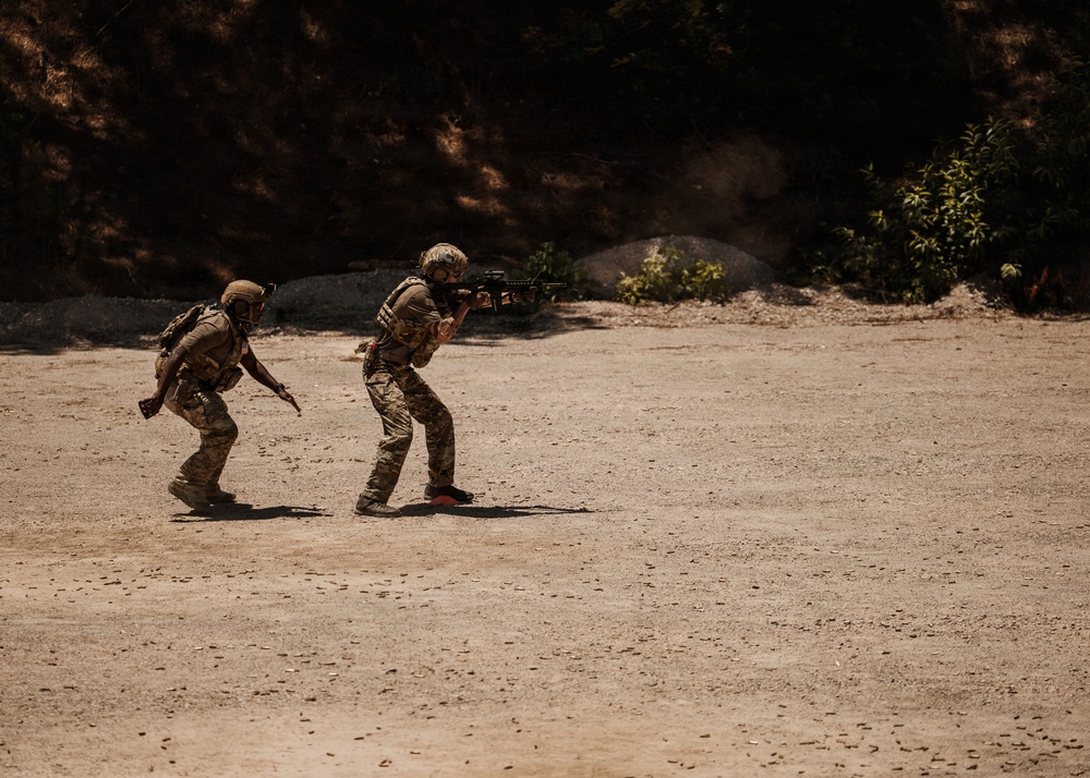 1st SFC Communicators Execute Advanced Marksmanship Range