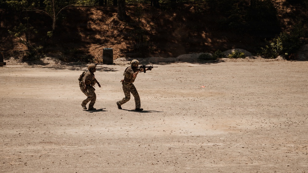 1st SFC Communicators Execute Advanced Marksmanship Range