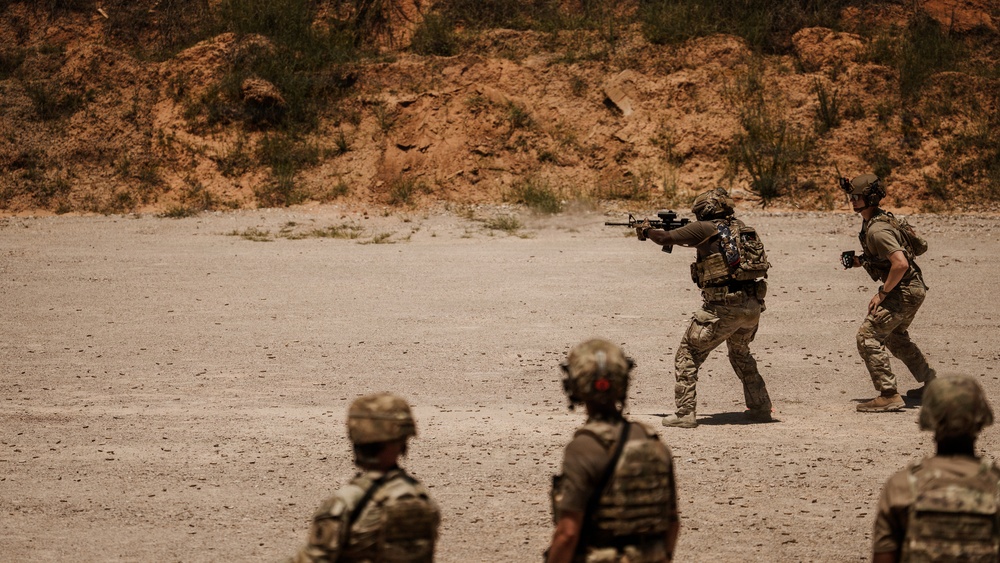 1st SFC Communicators Execute Advanced Marksmanship Range