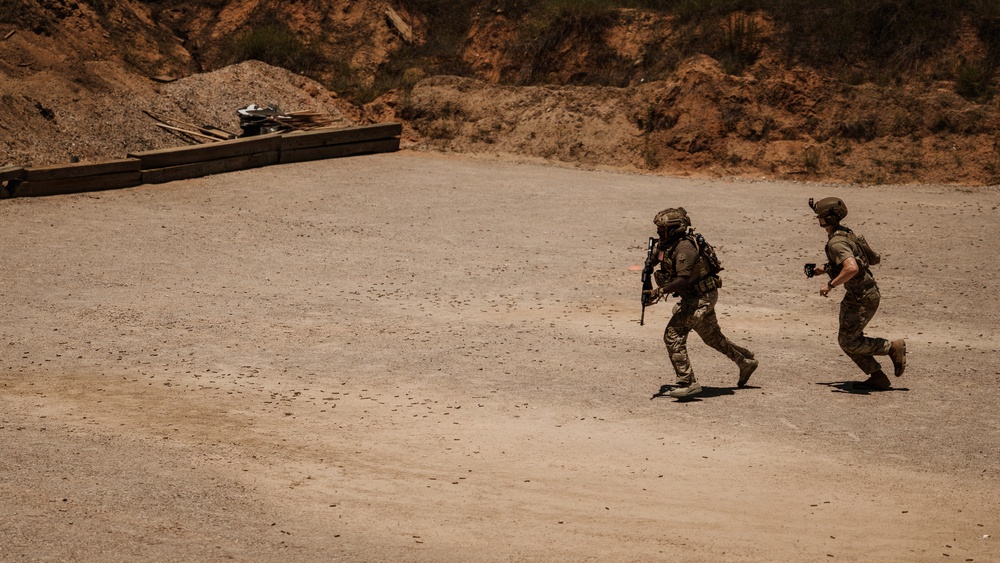 1st SFC Communicators Execute Advanced Marksmanship Range