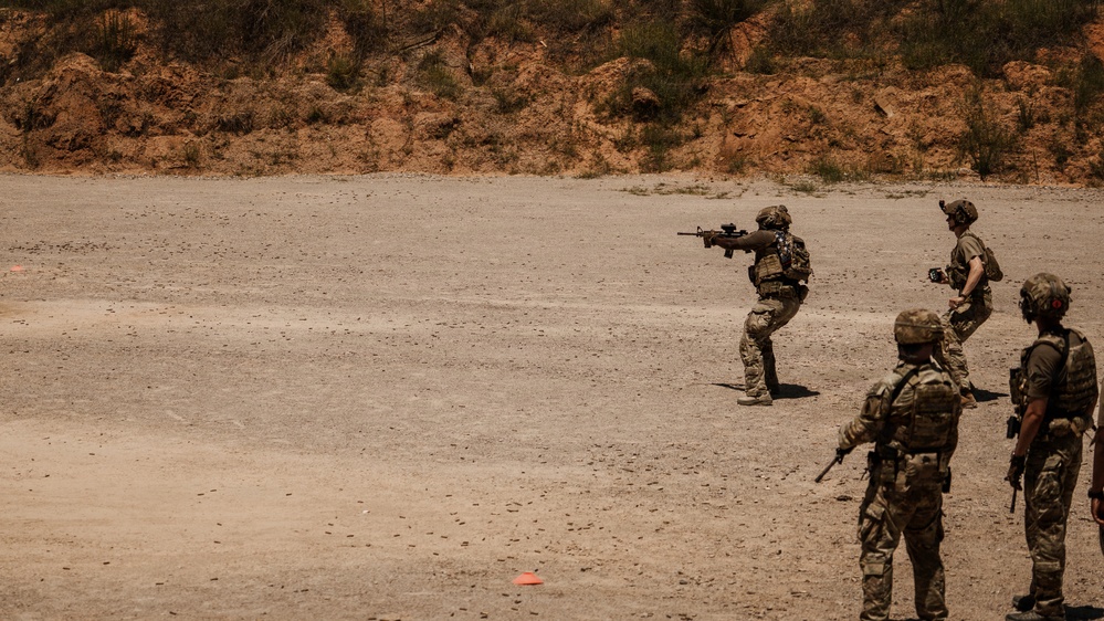 1st SFC Communicators Execute Advanced Marksmanship Range