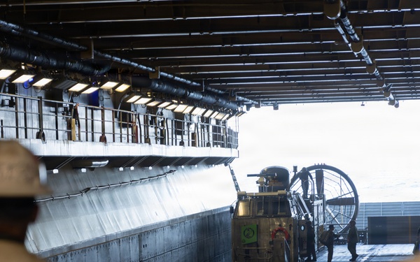 13th MEU | LCACs embark USS Makin Island