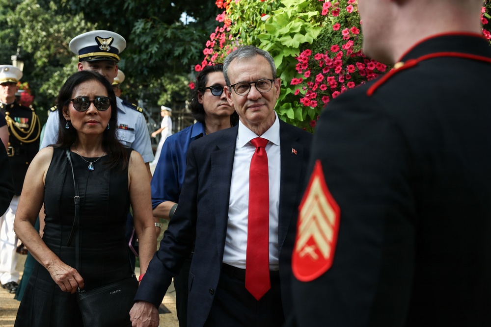 Lt. Gen. Wellons hosts Mr. Bill Toti at Marine Barracks Washington's Evening Parade