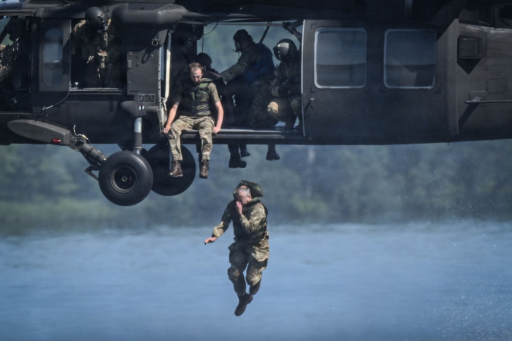 Missouri Army National Guard CH-47 Chinook conducts Helocast operations during Northern Strike 26-2