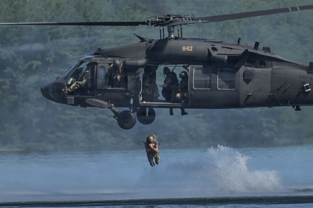 Missouri Army National Guard CH-47 Chinook conducts Helocast operations during Northern Strike 26-2