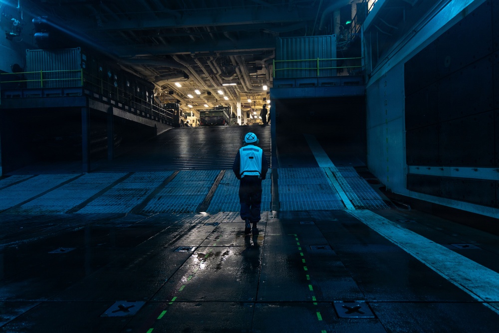 13th MEU | LCACs embark USS Makin Island