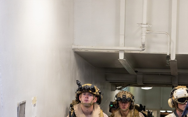 13th MEU | BLT 2/4 executes a Vertical Assault Raid