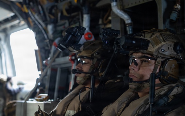 13th MEU | BLT 2/4 executes a Vertical Assault Raid
