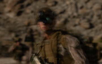 13th MEU | BLT 2/4 executes a Vertical Assault Raid