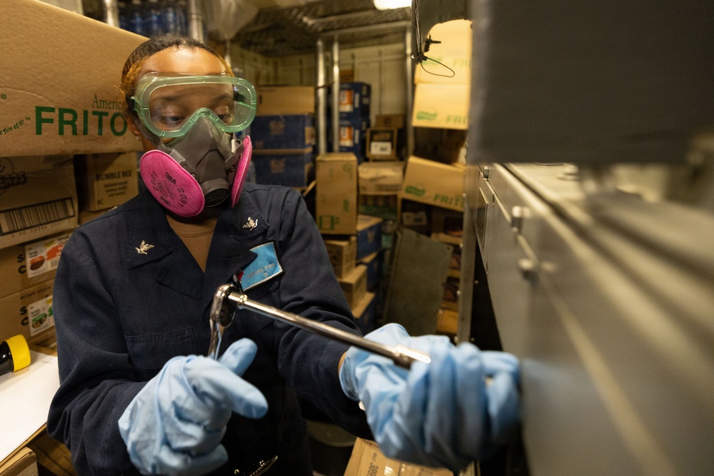 Maintenance aboard USS Gonzalez