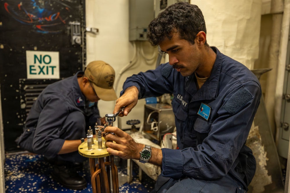 Maintenance aboard USS Gonzalez