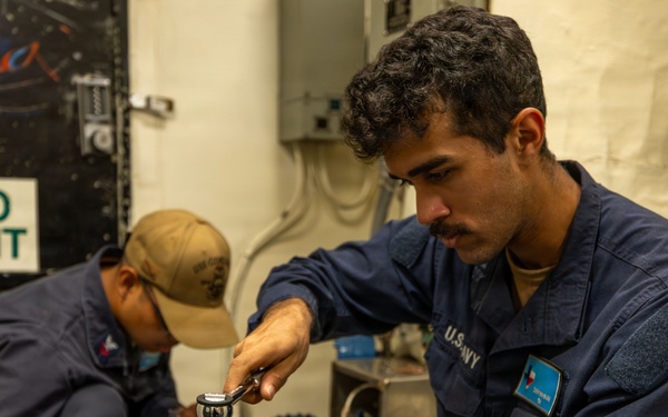 Maintenance aboard USS Gonzalez