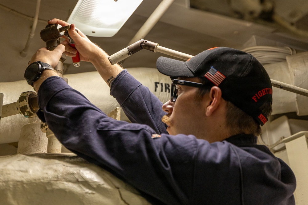 Maintenance aboard USS Gonzalez