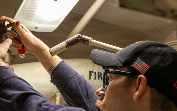Maintenance aboard USS Gonzalez