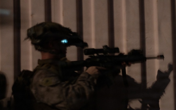 13th MEU | BLT 2/4 executes a Vertical Assault Raid
