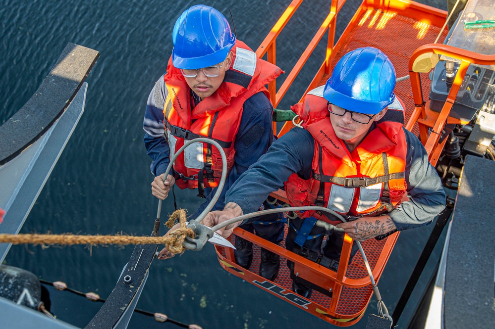 Ronald Reagan Sailors Conduct Life Raft Onload