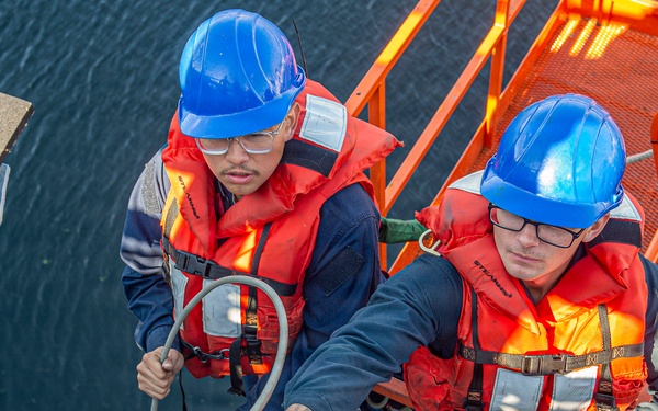 Ronald Reagan Sailors Conduct Life Raft Onload