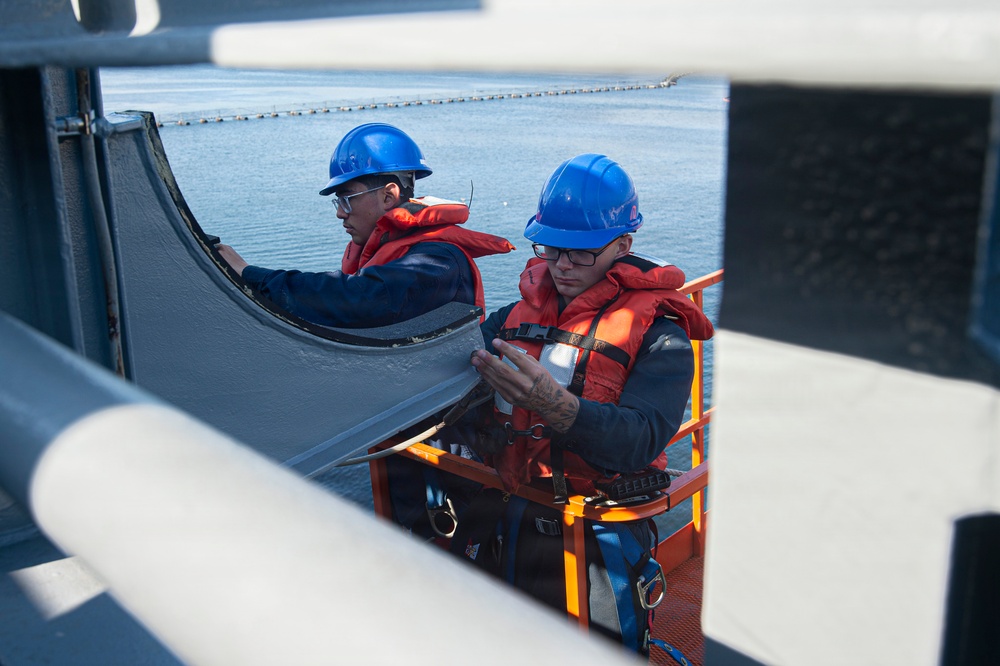 Ronald Reagan Sailors Conduct Life Raft Onload