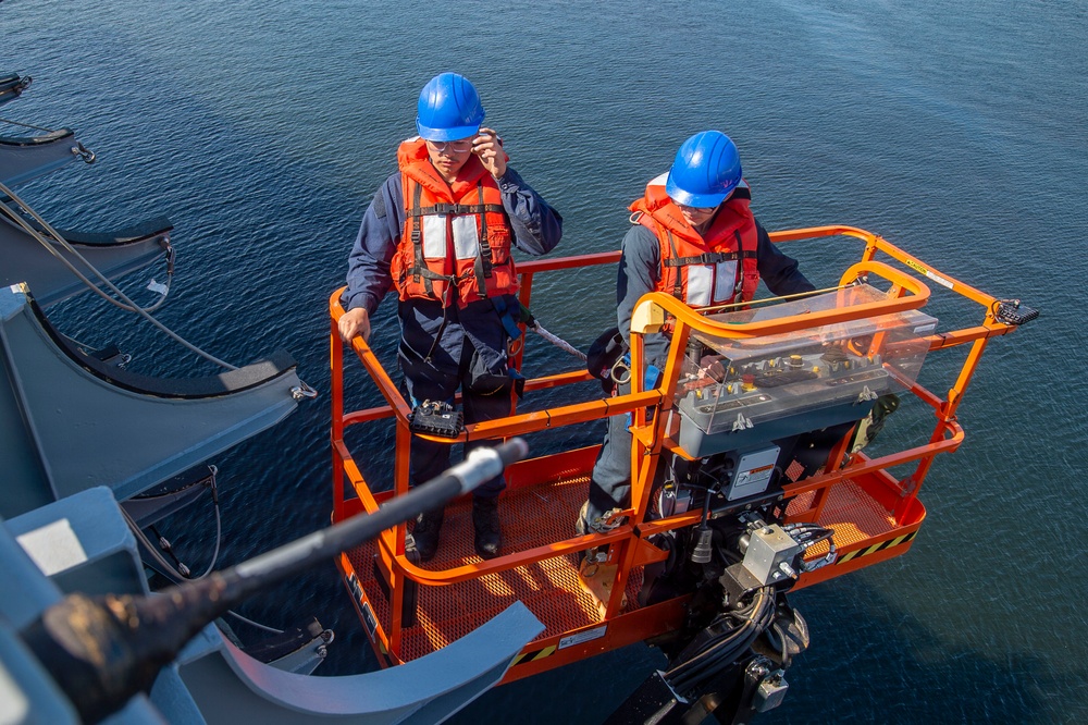 Ronald Reagan Sailors Conduct Life Raft Onload