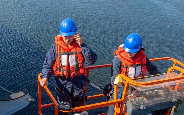 Ronald Reagan Sailors Conduct Life Raft Onload
