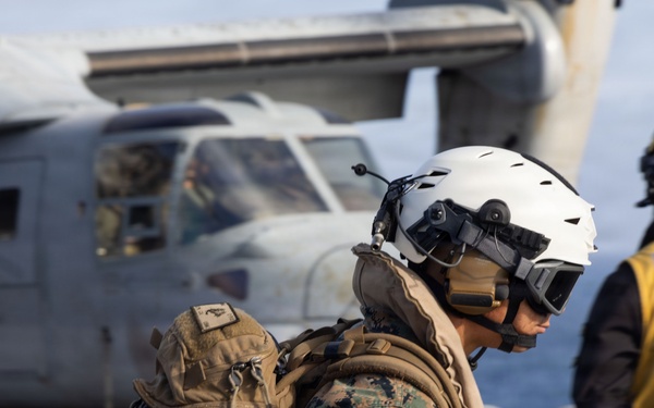 I MEF CG Visits 13th MEU Marines and Sailors Aboard USS Makin Island