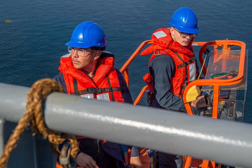 Ronald Reagan Sailors Conduct Life Raft Onload