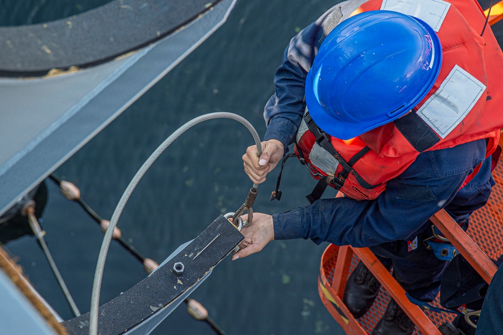 Ronald Reagan Sailors Conduct Life Raft Onload