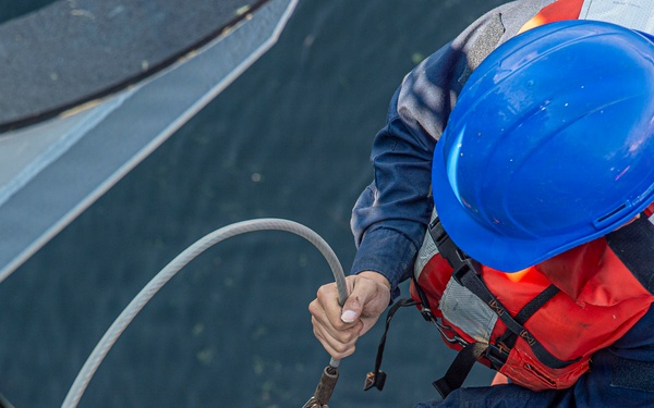 Ronald Reagan Sailors Conduct Life Raft Onload