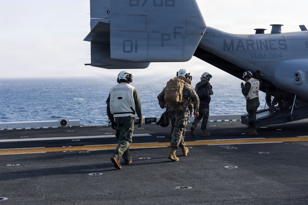 I MEF CG Visits 13th MEU Marines and Sailors Aboard USS Makin Island
