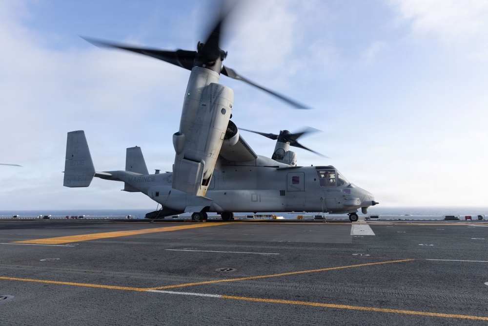 I MEF CG Visits 13th MEU Marines and Sailors Aboard USS Makin Island