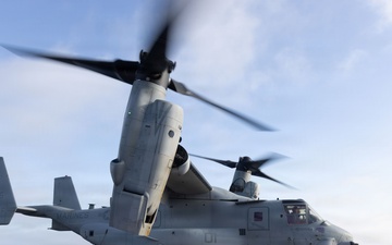 I MEF CG Visits 13th MEU Marines and Sailors Aboard USS Makin Island