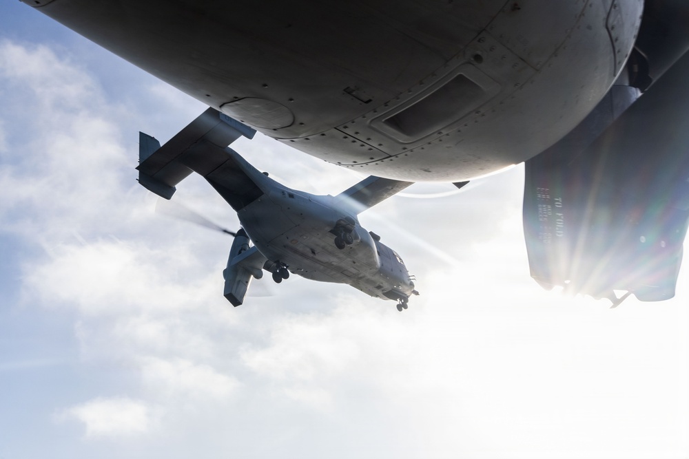 I MEF CG Visits 13th MEU Marines and Sailors Aboard USS Makin Island