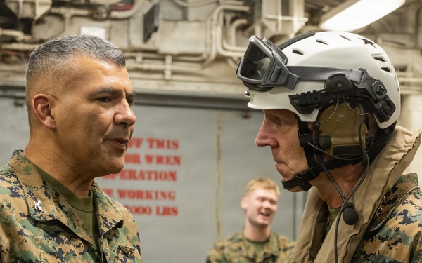 I MEF CG Visits 13th MEU Marines and Sailors Aboard USS Makin Island