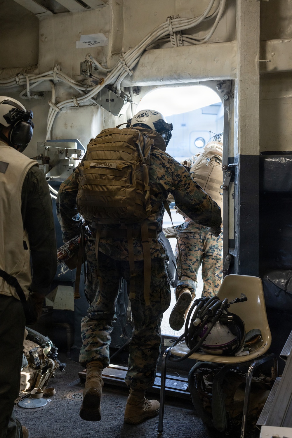 I MEF CG Visits 13th MEU Marines and Sailors Aboard USS Makin Island