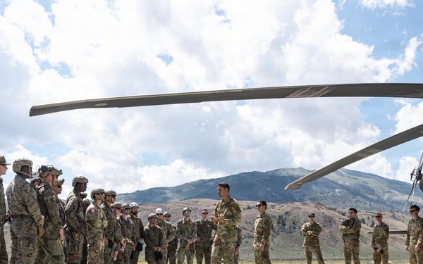 Mountain Medicine 1-26 students conduct hoist rescue operations